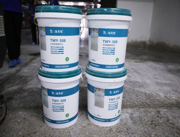 Introducción de endurecedor a base de agua del piso TWY-308